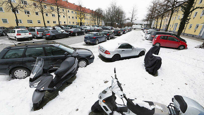 Viele Autos und sonst ziemlich wenig: der Harnierplatz in Freimann.