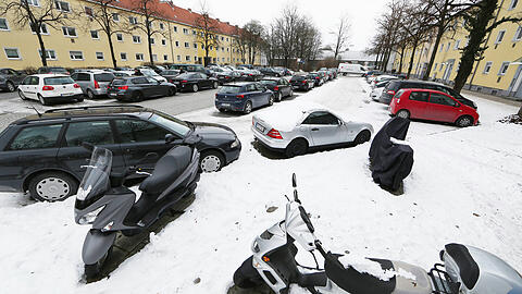 Viele Autos und sonst ziemlich wenig: der Harnierplatz in Freimann.