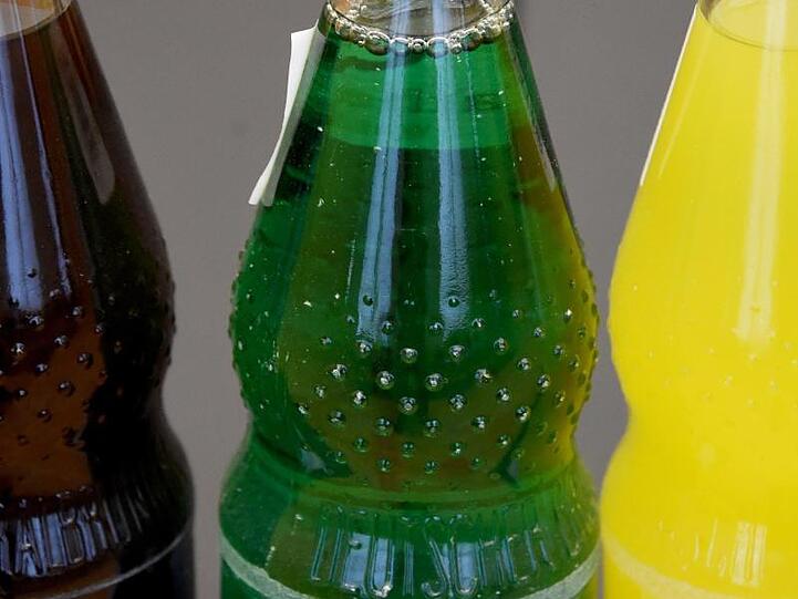 Getränkeflaschen stehen nebeneinander. Foto: picture alliance / Carsten Rehder/dpa/Symbolbild