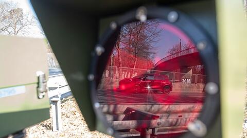 Die Polizei geht in mehreren Bundesländern gegen Temposünder vor. Auch beim Blitzermarathon am Freitag in München wird fleißig geblitzt.