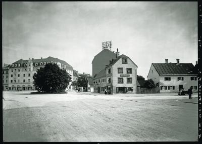 Wie dörflich er noch wirkt! Blick aus der Winthirstraße auf den Rotkreuzplatz im Jahr 1912.