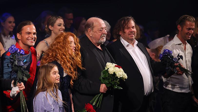 Nach der Uraufführung seines Musicals "Zeppelin" nahm Ralph Siegel (Mitte) den Applaus entgegen. Nach fünf Jahren will er nun auch zur Wiederaufführung kommen. (Archivbild) Nach der Uraufführung seines Musicals "Zeppelin" nahm Ralph Siegel (Mitte) den Applaus entgegen. Nach fünf Jahren will er nun auch zur Wiederaufführung kommen. (Archivbild)