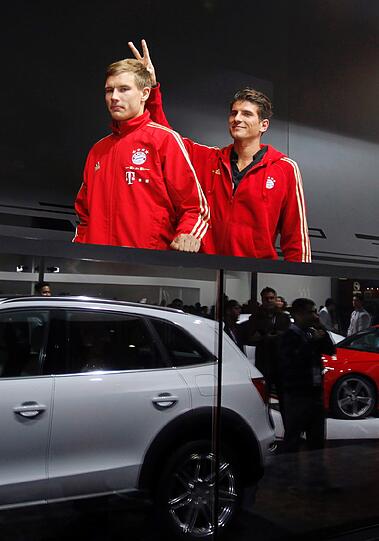 Sturmkollege Mario Gomez nahm den Besuch nicht ganz so ernst und war eher zum Scherzen aufgelegt - zum Leidwese von Innenverteidiger Holger Badstuber.
