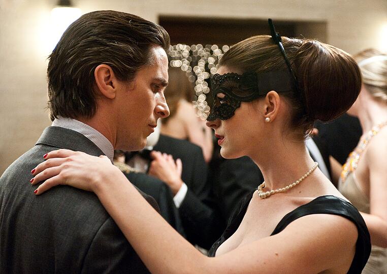 Als Hollywood-Schauspielerin Anne Hathaway (29)
ihren Kollegen Christian Bale (38) am Set des neuen Batman-Films zum
ersten Mal im Kostüm sah, bekam sie einen Lachanfall. &bdquo;Es war cool -
wie eine Fantasie. Ich war plötzlich einfach ein Fan, als er anfing,
mit seiner Batman-Stimme zu sprechen. Ich musste kichern, es war ein
bisschen unprofessionell, aber ich konnte nichts dagegen machen&ldquo;,
sagte Hathaway.