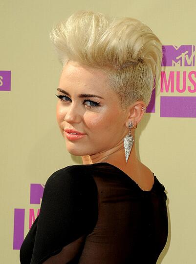 Bei den MTV Music Awards in L.A. zeigt sich die US Schauspielerin und Sängerin Miley Cyrus im völlig neuen Look: Schrill, grell und kurhaarig. Die Bilder von ihrem Auftritt.