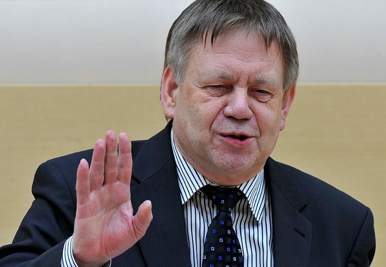 Der Lächerliche: Einer musste es ja machen. Ex-Kultusstaatssekretär und CSU-Fraktionsvize Karl Freller erklärte im Landtag die Wende bei den Studiengebühren: &bdquo;Ich bin fest überzeugt, dass die Studiengebühren in Bayern dank der CSU fallen werden.&ldquo; So gelacht wurde im Plenum noch nie.