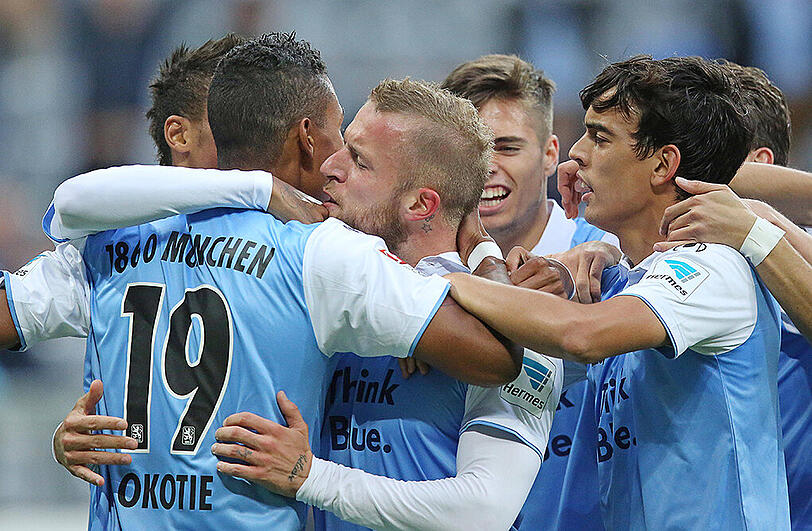 Die Löwen feiern den Führungstreffer zum 1:0 durch Okotie gegen Greuther Fürth.