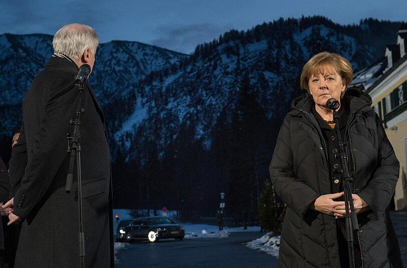Schon bei ihrer Ankunft in Kreuth macht Kanzlerin Angela Merkel klar, dass es in einigen Punkten in der Flüchtlingspolitik keine Einigung zwischen CDU und CSU geben wird.