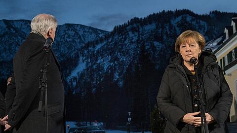 Schon bei ihrer Ankunft in Kreuth macht Kanzlerin Angela Merkel klar, dass es in einigen Punkten in der Flüchtlingspolitik keine Einigung zwischen CDU und CSU geben wird.