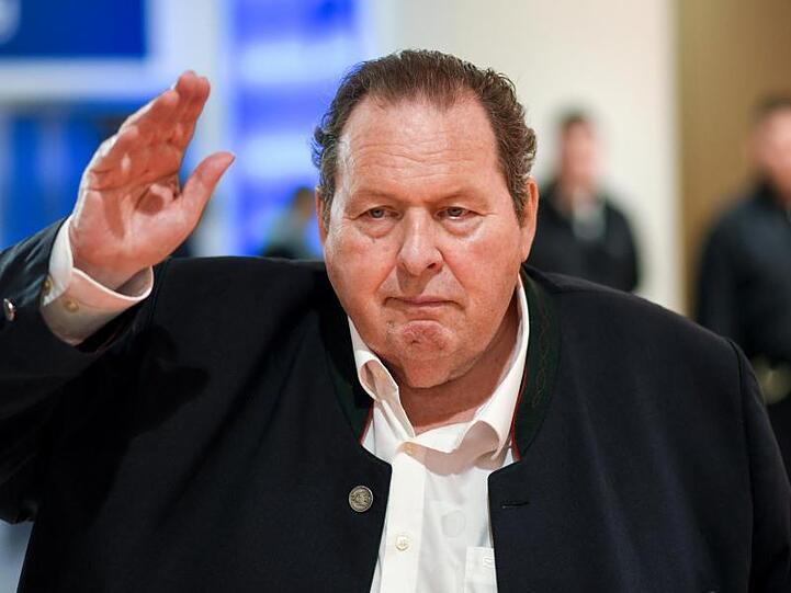 Ottfried Fischer, Schauspieler, winkt. Foto: Tobias Hase/dpa/Archivbild