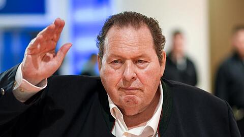 Ottfried Fischer, Schauspieler, winkt. Foto: Tobias Hase/dpa/Archivbild