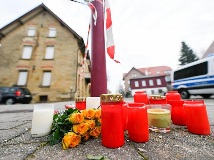 Nach den tödlichen Schüssen in Rot am See erinnern Blumen und Kerzen an die Opfer.