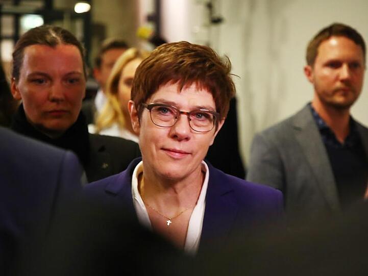 Annegret Kramp-Karrenbauer auf dem Weg zu einer gemeinsamen Sitzung der Thüringer CDU-Landtagsfraktion und des Landesvorstandes.