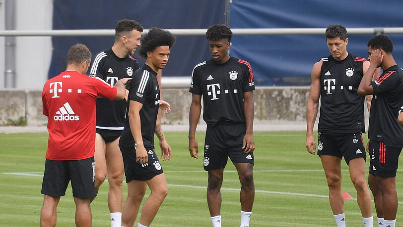 Die Offensivabteilung des FC Bayern: Leroy Sané, Kingsley Coman, Robert Lewandowski und Serge Gnabry (v.l.). Im Hintergrund: Leihspieler Ivan Perisic, der nicht fest verpflichtet wurde.