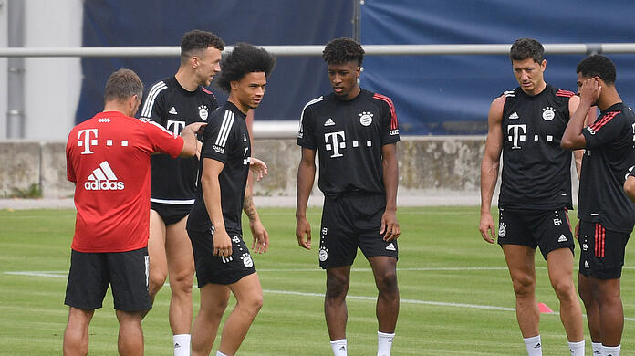Die Offensivabteilung des FC Bayern: Leroy Sané, Kingsley Coman, Robert Lewandowski und Serge Gnabry (v.l.). Im Hintergrund: Leihspieler Ivan Perisic, der nicht fest verpflichtet wurde.