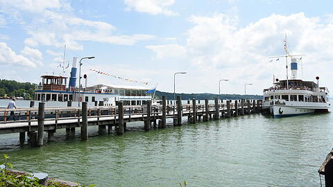 Wieder bereit zum ablegen: die Schiffe am Landesteg Stegen am Ammersee.