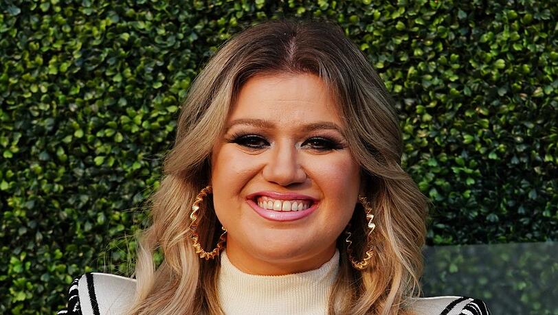 Kelly Clarkson hält ihre Fans aus der Quarantäne heraus auf dem neuesten Stand. Kelly Clarkson hält ihre Fans aus der Quarantäne heraus auf dem neuesten Stand.