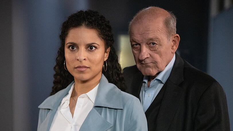 "Wilsberg: Über dem Gesetz": Wilsbergs (Leonard Lansink, r.) aktueller Fall hat auch mit Dr. Tessa Tilkers (Patricia Meeden) Vergangenheit als Jurastudentin zu tun.