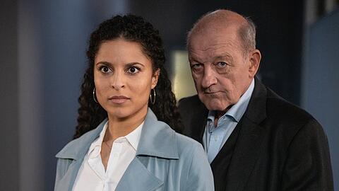 "Wilsberg: Über dem Gesetz": Wilsbergs (Leonard Lansink, r.) aktueller Fall hat auch mit Dr. Tessa Tilkers (Patricia Meeden) Vergangenheit als Jurastudentin zu tun.