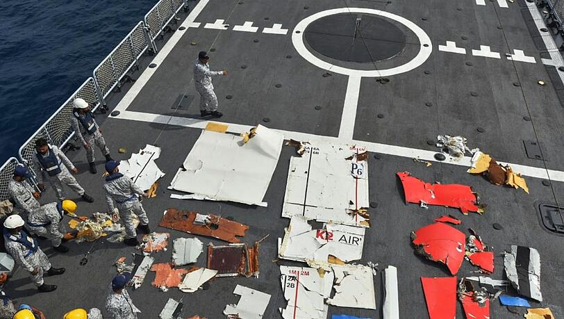 In einem von der pakistanischen Marine veröffentlichten Foto werden Trümmerteile des abgestürzten Frachtflugzeugs gezeigt. In einem von der pakistanischen Marine veröffentlichten Foto werden Trümmerteile des abgestürzten Frachtflugzeugs gezeigt.