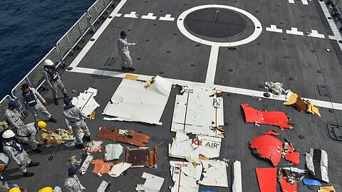 In einem von der pakistanischen Marine ver&ouml;ffentlichten Foto werden Tr&uuml;mmerteile des abgest&uuml;rzten Frachtflugzeugs gezeigt.