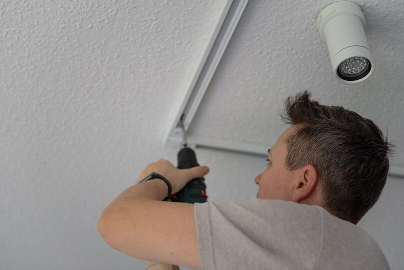 Beim Bohren über Kopf kann es passieren, dass Ihnen Staub in die Augen rieselt. Dagegen sollten Sie sich schützen - zum Beispiel mit einem selbstgebauten Staubfänger. Befestigen Sie einfach einen halbierten Becher oder eine Plastikflasche am Bohrer. Der Staub fällt dann in diesen Behälter anstatt in Ihr Gesicht - ein simpler, aber effektiver Trick. Beim Bohren über Kopf kann es passieren, dass Ihnen Staub in die Augen rieselt. Dagegen sollten Sie sich schützen - zum Beispiel mit einem selbstgebauten Staubfänger. Befestigen Sie einfach einen halbierten Becher oder eine Plastikflasche am Bohrer. Der Staub fällt dann in diesen Behälter anstatt in Ihr Gesicht - ein simpler, aber effektiver Trick.