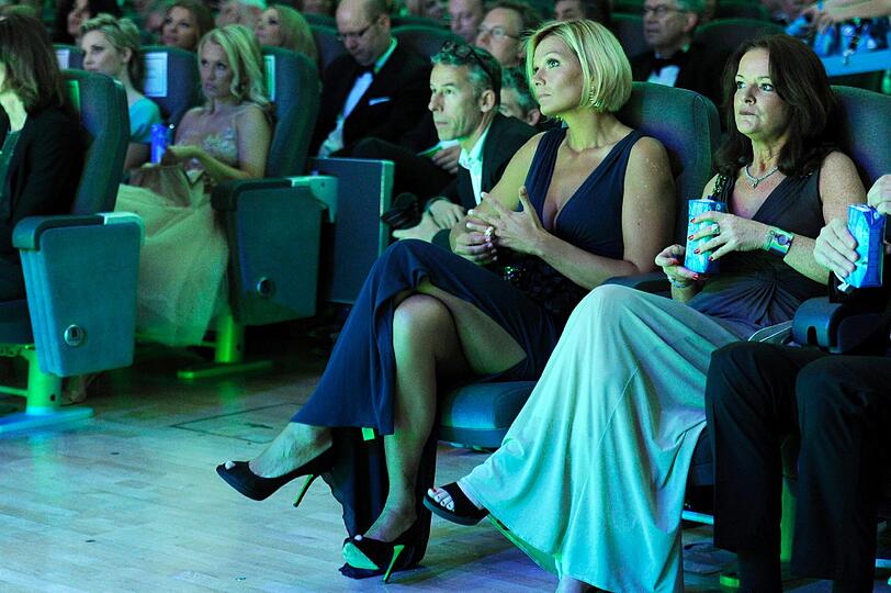 Atmberaubend viel Bein: Das gewagte Kleid von Franziska van Almsick.