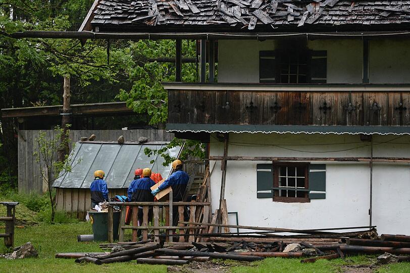 Nach dem verheerenden Brand in einem Gasthaus im Berchtesgadener Land sind sechs Leichen geborgen worden.