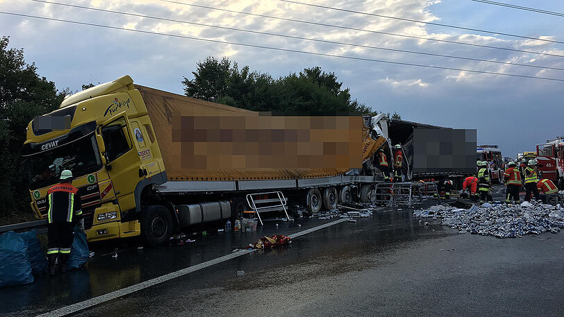 Die A9 ist ein einziges Schlachtfeld: Unzählige Bierdosen liegen nach dem Unfall auf der Fahrbahn verteilt. Beide Lkw-Fahrer kamen mit schwersten Verletzungen ins Krankenhaus.