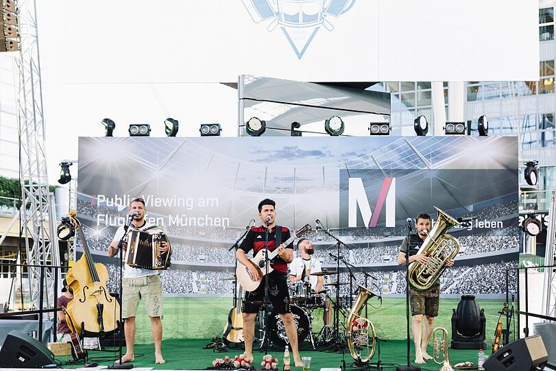 40 Quadratmeter High-End-LED-Leinwand, 2000 Zuschauer, Musik, Essen und Trinken &ndash; und WM-Spannung pur: Sei live dabei beim packendsten Fußballerlebnis Münchens im MAC-Forum am Flughafen.