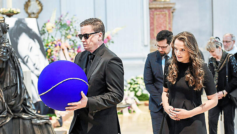 Elsners Sohn Dominik Elstner trägt die Urne, die eine Weltkugel symbolisiert. Neben ihm Freundin Michele Werner. Elsners Sohn Dominik Elstner trägt die Urne, die eine Weltkugel symbolisiert. Neben ihm Freundin Michele Werner.