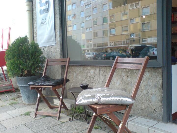 Schwabing im Sommer, am Kurfürstenplatz.
