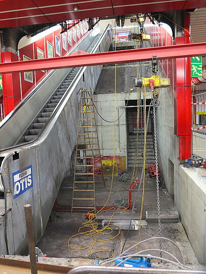 An der U-Bahnstation vom Ostbahnhof,  Eingang Nord ist bis Ende Mai eine Baustelle: drei Fahrtreppen werden ausgetauscht.