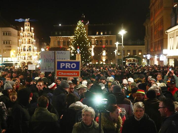 Nach dem Aufruf eines NPD-Funktionärs haben sich Menschen in Aue-Bad Schlema auf dem Altmarkt versammelt.