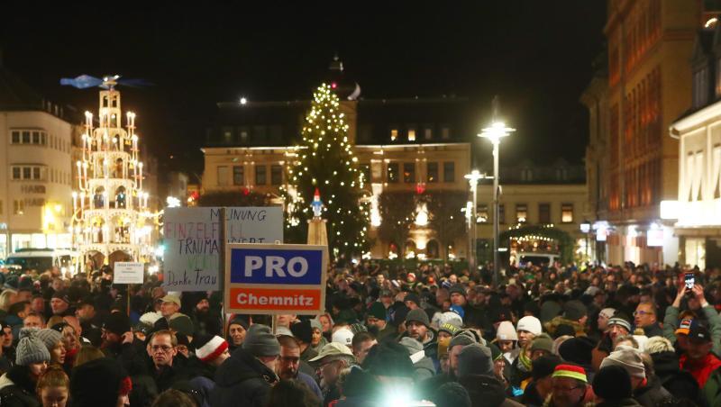 Nach dem Aufruf eines NPD-Funktionärs haben sich Menschen in Aue-Bad Schlema auf dem Altmarkt versammelt. Nach dem Aufruf eines NPD-Funktionärs haben sich Menschen in Aue-Bad Schlema auf dem Altmarkt versammelt.