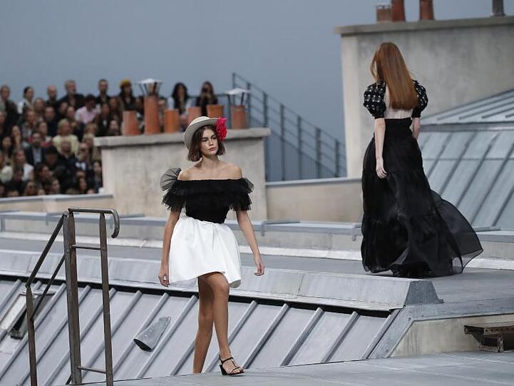 Model Kaia Gerber (l) über den "Dächern von Paris".