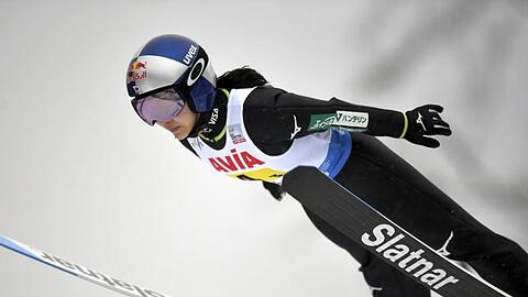 Skispringerin Sara Takanashi aus Japan in Aktion.