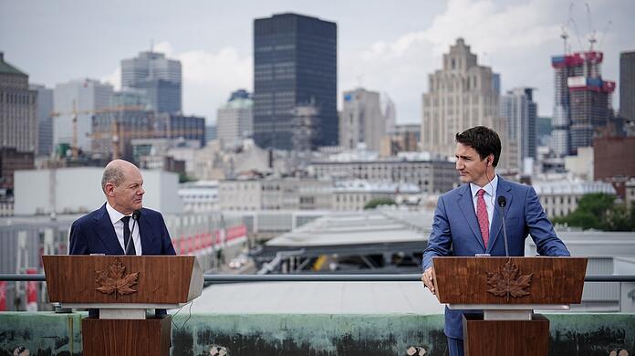 Bundeskanzler Olaf Scholz (SPD) und Kanadas Permier Justin Trudeau (r) geben eine Pressekonferenz.