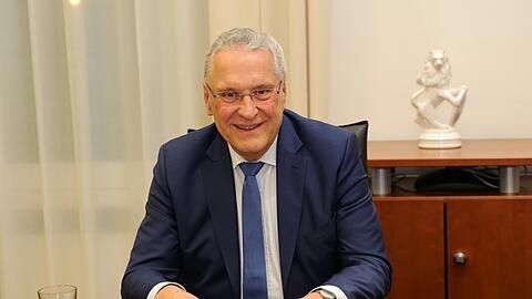 "Es ist schon ein Problem, dass die Bundesregierung als erstes sagt, was wir lieber nicht machen wollen, anstatt echte Problemlösungen anzubieten." Innenminister Joachim Herrmann (CSU) beim Interview mit der AZ in seinem Büro