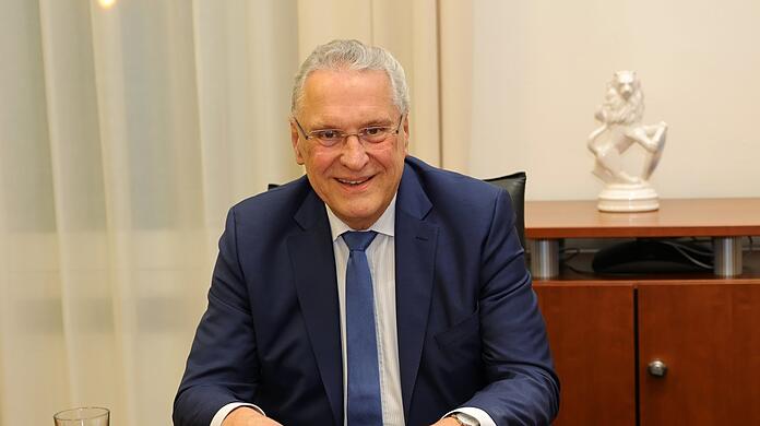 "Es ist schon ein Problem, dass die Bundesregierung als erstes sagt, was wir lieber nicht machen wollen, anstatt echte Problemlösungen anzubieten." Innenminister Joachim Herrmann (CSU) beim Interview mit der AZ in seinem Büro