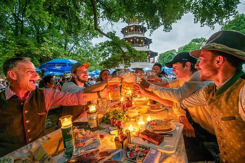Kocherlball am Chinesischen Turm, Biertrinken bei Kerzenschein um 5.45 Uhr