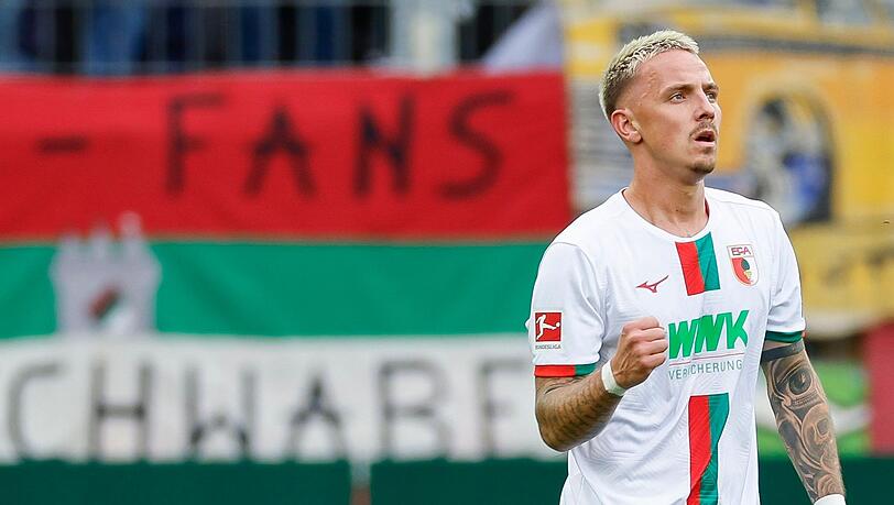Phillip Tietz vom FC Augsburg jubelt nach seinem Tor.