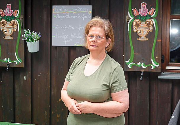 „Ich will nicht wieder bei Null anfangen“: Marion Zierer (60) vor ihrem Wirtshaus Wally. Zuvor war sie 30 Jahre Schaustellerin auf der Wiesn. „Ich will nicht wieder bei Null anfangen“: Marion Zierer (60) vor ihrem Wirtshaus Wally. Zuvor war sie 30 Jahre Schaustellerin auf der Wiesn.