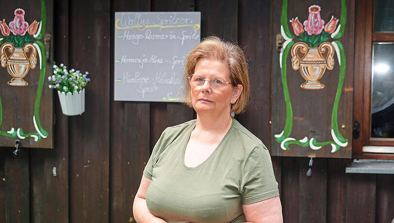 „Ich will nicht wieder bei Null anfangen“: Marion Zierer (60) vor ihrem Wirtshaus Wally. Zuvor war sie 30 Jahre Schaustellerin auf der Wiesn. „Ich will nicht wieder bei Null anfangen“: Marion Zierer (60) vor ihrem Wirtshaus Wally. Zuvor war sie 30 Jahre Schaustellerin auf der Wiesn.