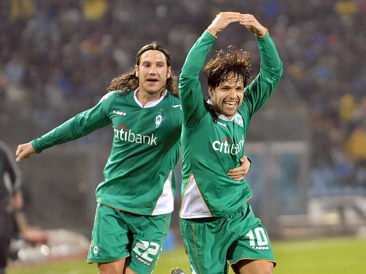 Bremer Spielmacher Diego (rechts) jubelt mit Torsten Frings. Auch noch in der nächsten Saison?