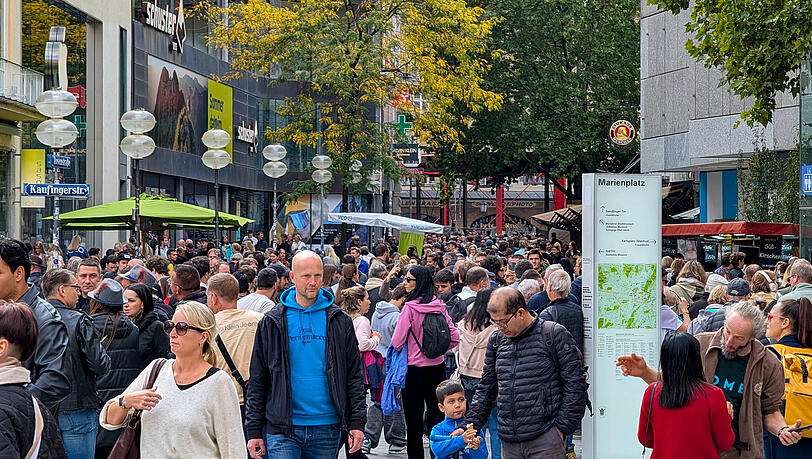 September 2025: Der gut besuchte Marienplatz w&auml;hrend der Wiesn.