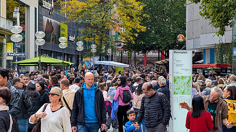 September 2025: Der gut besuchte Marienplatz w&auml;hrend der Wiesn.