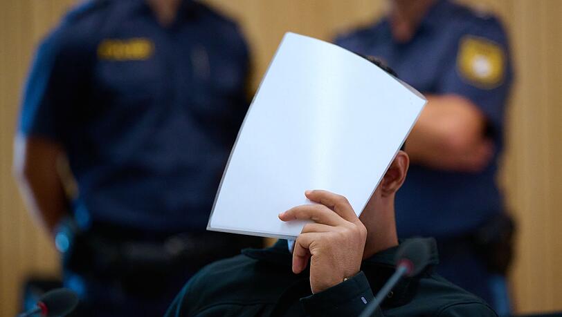 Dem Angeklagten wird vorgeworfen, seine Ehefrau enthauptet zu haben. Dem Angeklagten wird vorgeworfen, seine Ehefrau enthauptet zu haben.