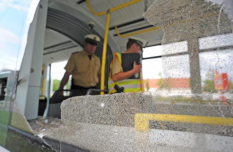 Ein Lastwagenfahrer biegt ab, obwohl die Tram naht - und die kann nicht mehr bremsen. Beim Unfall in Augsburg am Montag werden 48 Menschen verletzt.