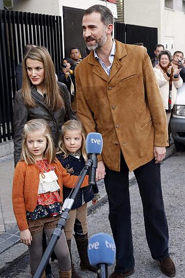 Das spanische Kronprinzen-Paar präsentiert stolz seine beiden Töchter. Infantin Leonor von Spanien und ihre kleine Schwester, Infantin Sofia, sind die Töchter von Kronprinz Felipe und seiner Letizia.